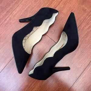 Chinese Laundry Savvy Suede Scallop Edge Heel